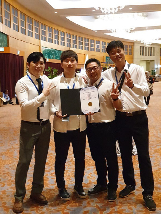 지난달 27일 싱가포르 센토사에서 열린 '2018 국제품질경진대회'에서 금상을 수상한 대웅제약 직원들이 기념촬영을 하고 있다.<대웅제약 제공>